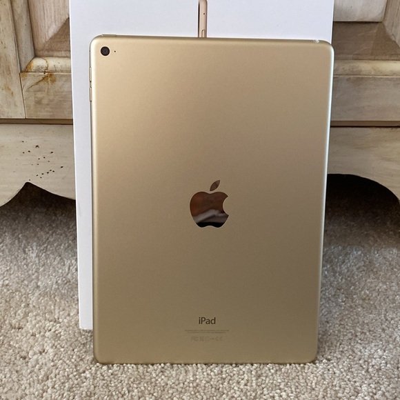 Apple IPad Gen 2 16GB Wi Fi Only Rose Gold Generation 2 A1566 - Picture 2 of 7